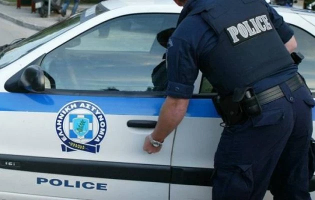 Τουρίστρια προσπάθησε να πνίξει αστυνομικό με τη… ζώνη ασφαλείας του περιπολικού